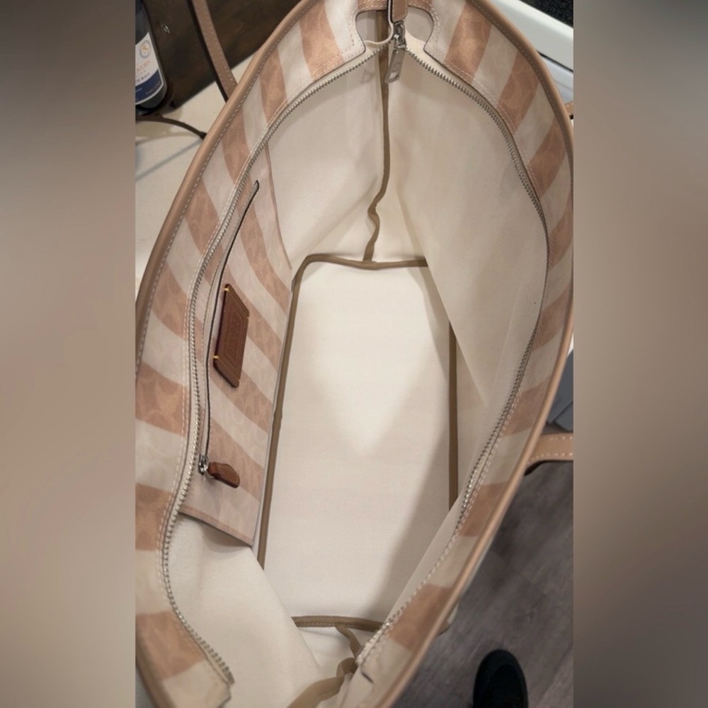 NEW!! NWT Coach Large City Tote Tan&White Striped Tote Bag with Silver Hardware🤍 - Picture 8 of 9